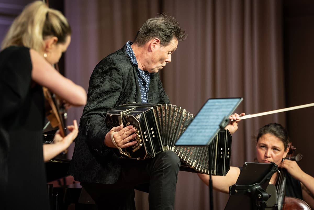 Bridging people and artistic experience